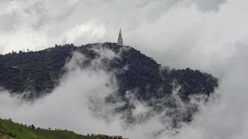 timelapse de névoa e nuvem altostratus sobre o cume em phutubberk tailândia, neblina sobre os picos e florestas. natureza depois da chuva video