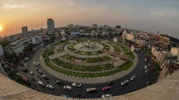 tráfico ligero con largo recorrido carros es un línea alrededor el grande círculo. wongwian sí, bangkok, Tailandia video