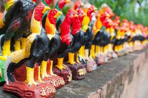 estatuas gallos,muchos pollo símbolos en un fila a un budista templo, gallo de pelea estatua, nativo tailandés, Tailandia foto