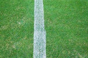 real verde césped textura de un fútbol campo, futbol campo al aire libre, línea en fútbol americano campo foto