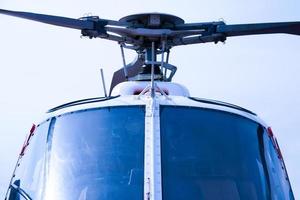 detalle de la ingeniería de helicópteros en un hermoso cielo azul,cabina de combate de helicópteros militares foto