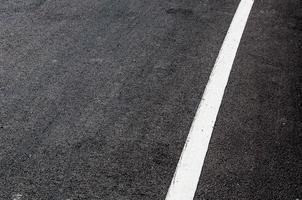 blanco línea en nuevo asfalto detalle,calle con blanco línea textura foto