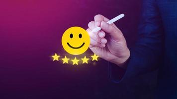 cliente servicios mejor excelente negocio clasificación experiencia, positivo revisión y comentario, satisfacción encuesta concepto. mano de un empresario espectáculo contento sonrisa cara con cinco estrella. foto