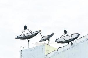 satélite plato en el antiguo edificio con el azul cielo antecedentes en el Mañana foto