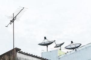 satélite plato y televisión antena en el antiguo edificio con el azul cielo antecedentes en el Mañana foto