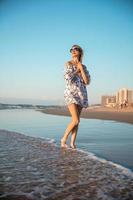 linda mujer posando en el playa foto