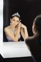 reflexión de un linda mujer posando en un estudio foto