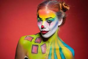 encantador joven dama con un cara pintura payaso foto