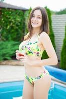 hermosa joven mujer posando en verano foto