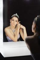 reflexión de un hermosa mujer posando en un estudio foto