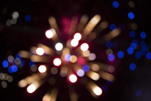 sobre un fondo negro bokeh de explosiones de coloridos fuegos artificiales. foto