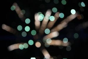 sobre un fondo negro bokeh de explosiones de coloridos fuegos artificiales. foto