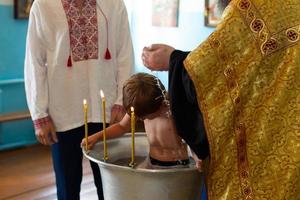 bautismo ortodoxo de un niño bielorruso en una iglesia. foto