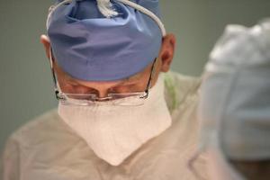 el cara de un cirujano médico haciendo un operación de cerca. foto