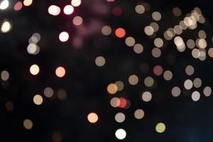 sobre un fondo negro bokeh de explosiones de coloridos fuegos artificiales. foto