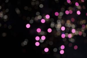 sobre un fondo negro bokeh de explosiones de coloridos fuegos artificiales. foto