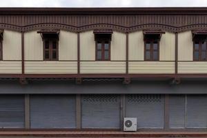 el frente de el edificio con rodillo persianas mezclas con el Anticuado original diseño. foto