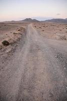 la carretera mediante el montaña paisaje foto