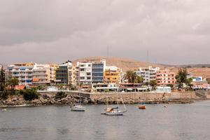 ciudad en la costa foto