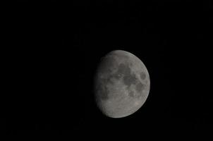 media luna en la noche foto