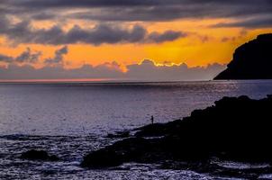 puesta de sol sobre el mar foto