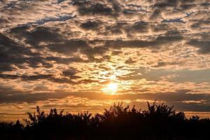 puesta de sol sobre el campo foto