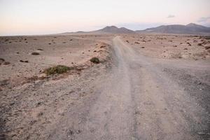 la carretera mediante el escénico paisaje foto