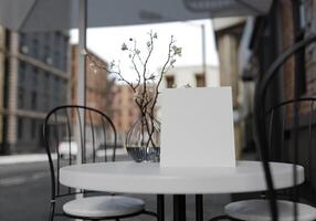 Tablero de menú en blanco de maqueta 3d en la mesa de la representación de la cafetería foto