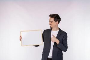 retrato de un hombre de negocios feliz que muestra un cartel en blanco sobre un fondo blanco aislado foto