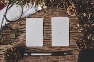 blanco sábana de papel acostado entre pequeño decoraciones en de madera escritorio. foto