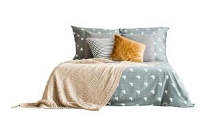 364 cama con azul cama hojas, almohadas y beige cobija aislado en un transparente antecedentes foto