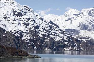 Nevado primavera en montañoso glaciar bahía nacional parque foto