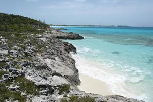 medio Luna isla pequeña isla erosionado línea costera foto