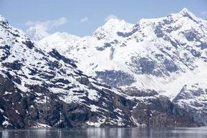 glaciar bahía nación parque montañas en mayo foto