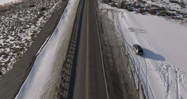 basculant coup de une voiture conduite par le rocheux montagnes video