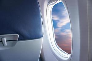 vista desde la ventana del avión, vista azul cielo o cielo azul y nubes desde la ventana del avión foto