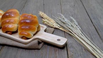 Sausage bread on wooden tray,Right-to-left pan shot video