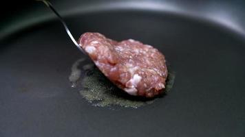 Nahansicht Kochen Schweinefleisch Burger im ein Pfanne, langsam Bewegung Bewegung video