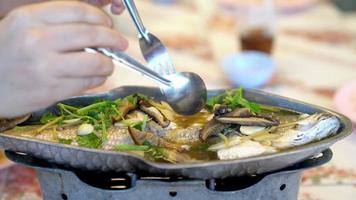 äter ångad snapper med soja sås, långsam rörelse rörelse, thai mat video