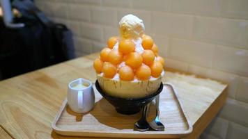 bingsoo Cantalupo em de madeira mesa ,coreano gelo sobremesa video