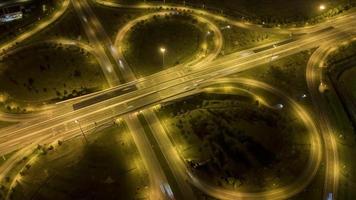 Drohne Schuss aufsteigend und aussehen Nieder Kleeblatt gestalten Autobahn Austausch video