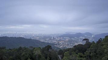 ochtend- laag wolk visie van penang heuvel gedurende regenen dag video