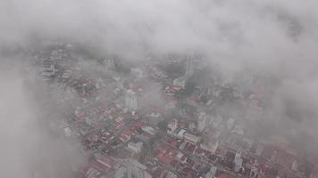 antenne kijken naar beneden mistig wolk van stad. video