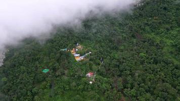 Antenne Aussicht berapit Hügel thailändisch Buddhist Tempel video