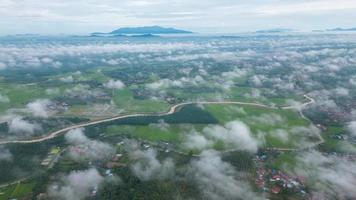 drone coup hyperlapse bouge toi vers l'avant le nuage de rural Malaisie village video