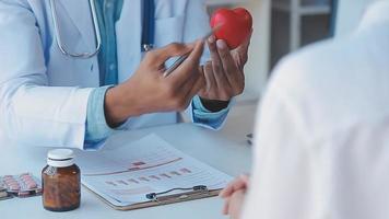 maschio medico scrittura su rx prescrizione, copia spazio, consenso contrarre cartello prescrivere un' rimedio salutare stile di vita assistenza sanitaria in linea medico servizio concetto video