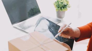 diverse femelle mode designers à travail avec tailleur centimètres sur cous et détient tablette et portable. indépendant Créatif conception entreprise. video