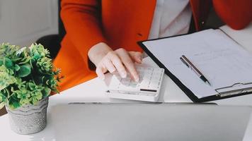 diverse femelle mode designers à travail avec tailleur centimètres sur cous et détient tablette et portable. indépendant Créatif conception entreprise. video