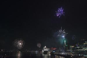 nuevo año víspera celebracion fuegos artificiales en Estocolmo Suecia capital ciudad foto