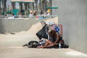 Los Ángeles, Estados Unidos - 5 de agosto de 2014 - personas sin hogar en Venice Beach foto